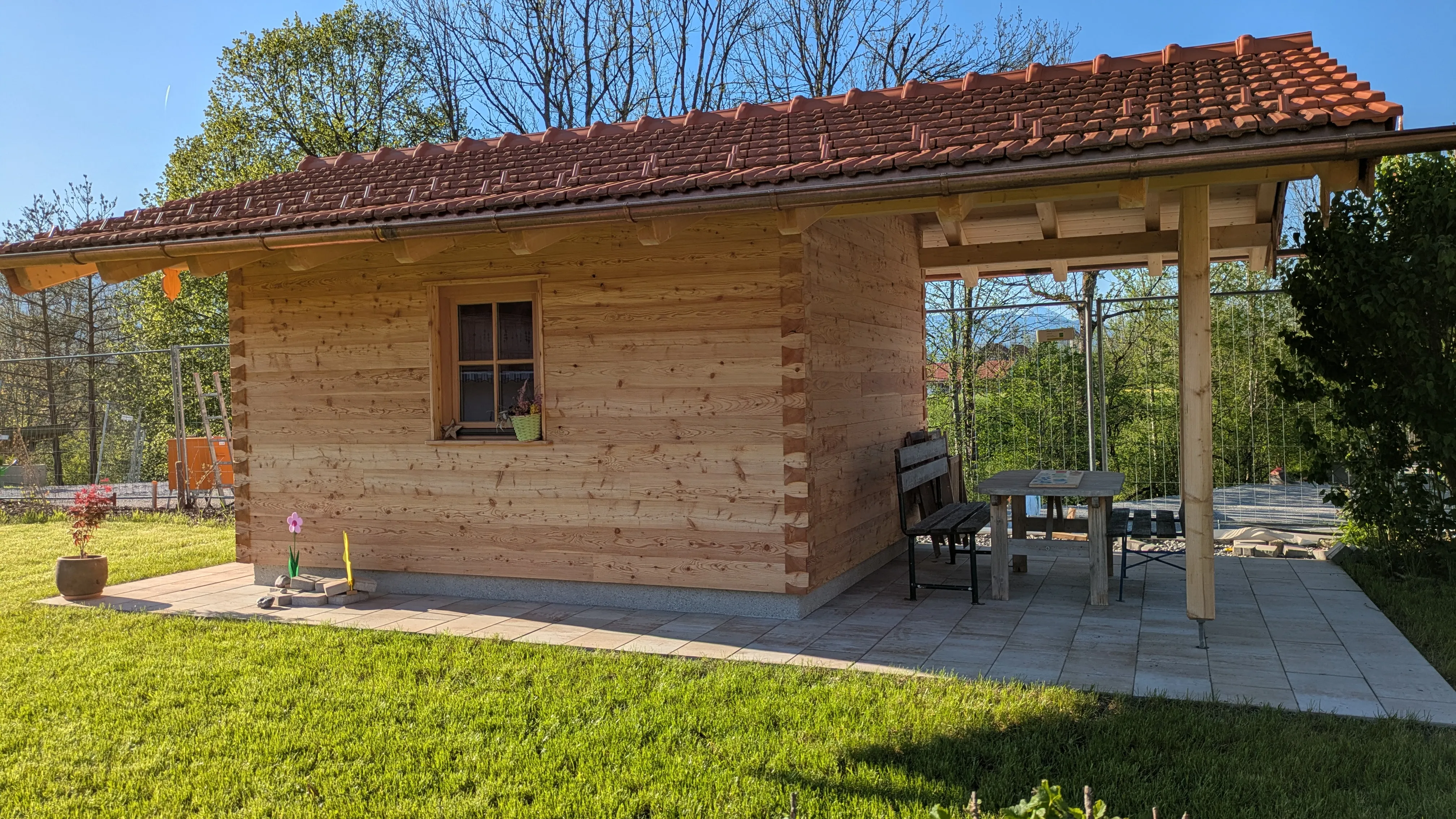 Sitzplatz mit Grill im Garten – Ferienwohnung Arzbach