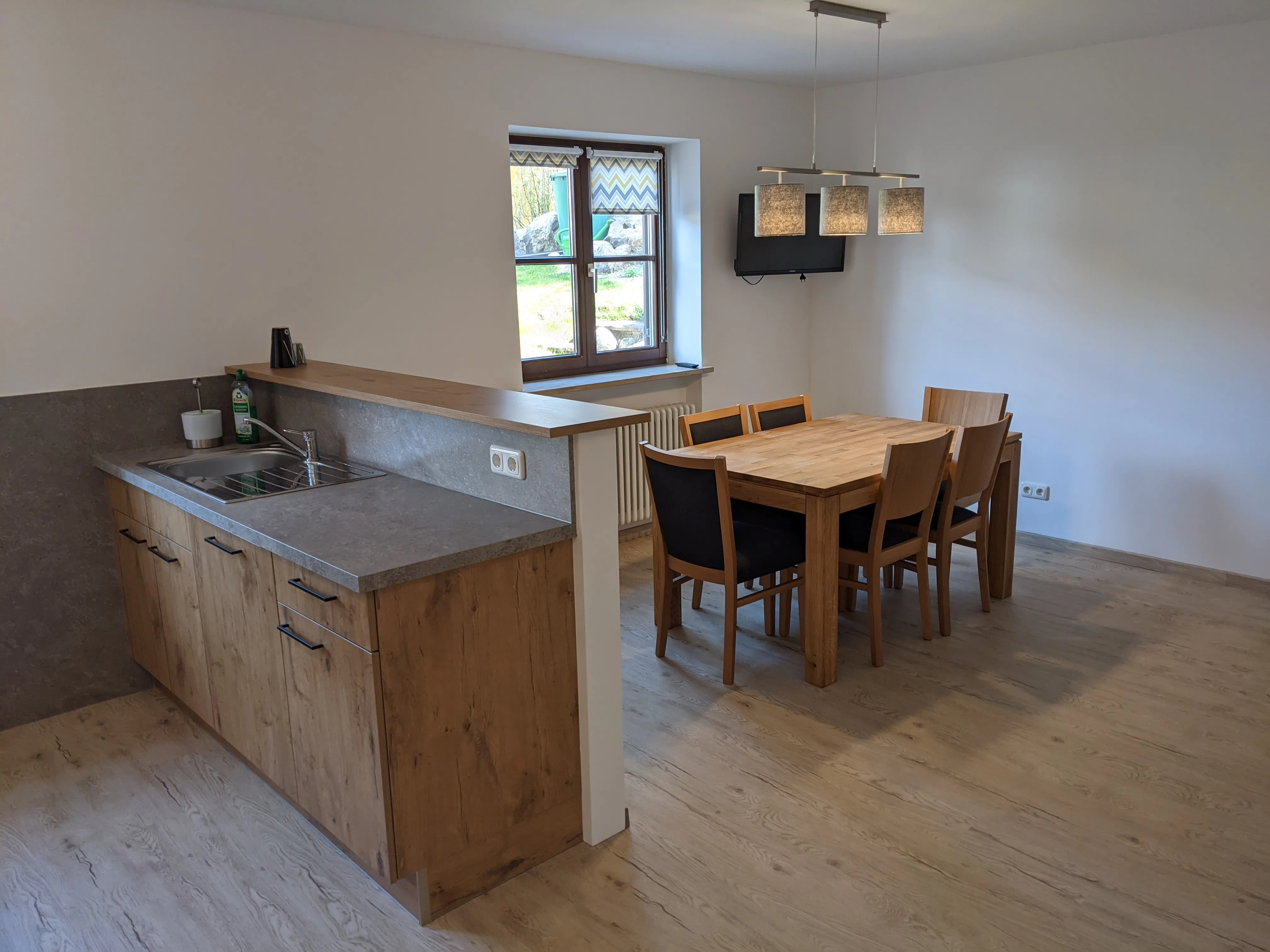 Wohn-Essbereich mit offener Küche und Bergblick – Ferienwohnung in Arzbach