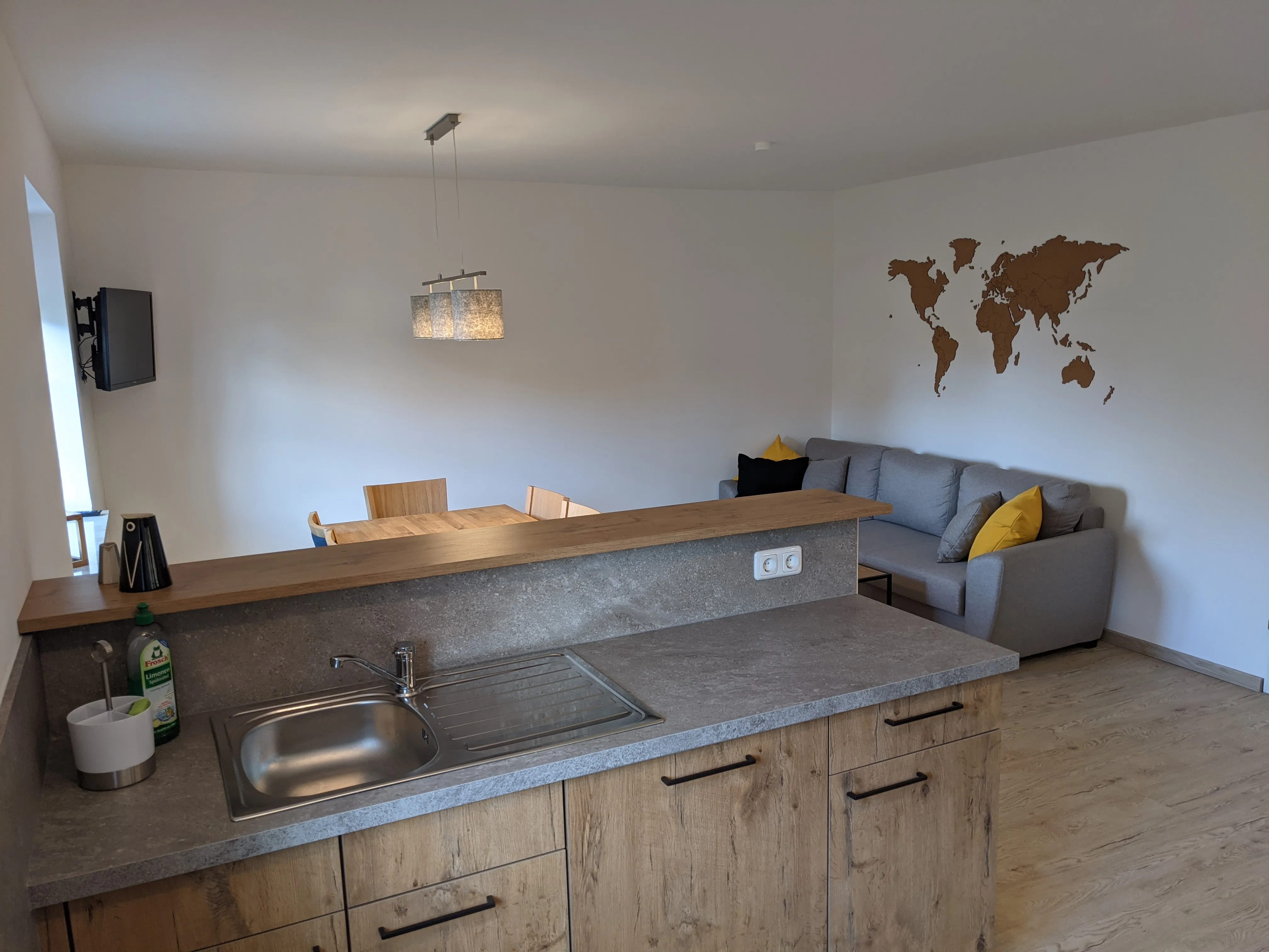 Offene Küche mit Bergblick – Ferienwohnung Wackersberg